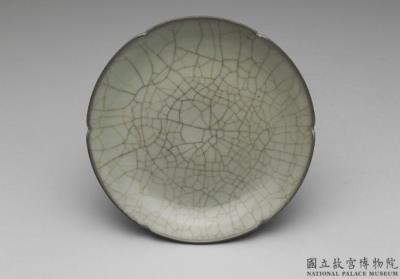 图片[3]-Dish with hibiscus-shaped rim in celadon glaze, Guan ware, Southern Song to Yuan dynasty-China Archive